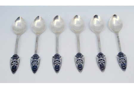 Conjunto de seis colheres de sobremesa em prata com aplicações e relevos nos cabos.